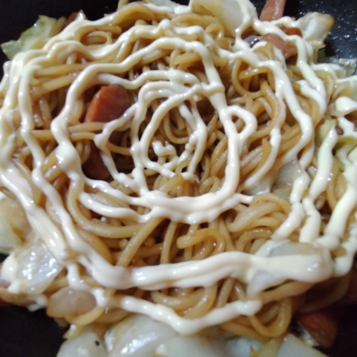 ウインナー椎茸キャベツのマヨソース焼きそば
